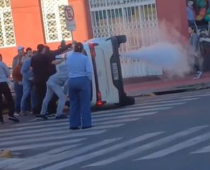 TRÂNSITO> Carro capota após colisão no centro de Cruz Alta