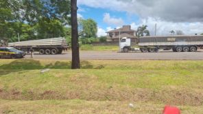 Fumaça em rodado causa princípio de incêndio em carreta na BR-158 em Cruz Alta