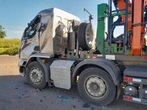 Caminhões colidem no trevo da BR 158 com a RSC 377