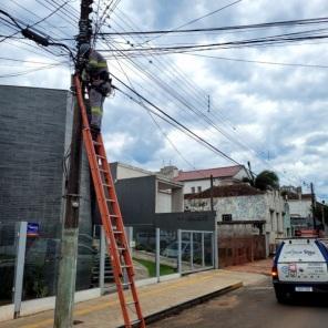 Força Tarefa organiza e retira fios e cabos em desuso nos postes de Cruz Alta