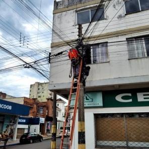 Força Tarefa organiza e retira fios e cabos em desuso nos postes de Cruz Alta