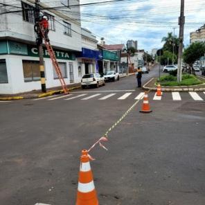 Força Tarefa organiza e retira fios e cabos em desuso nos postes de Cruz Alta