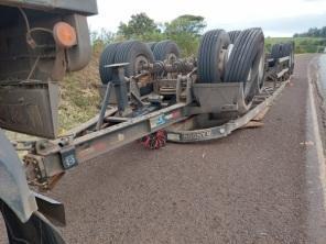 Caminhão carregado de feno tomba parcialmente na tarde desta terça na BR-158