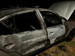 FERIADÃO: Veículo é consumido por incêndio na noite da sexta em Cruz Alta