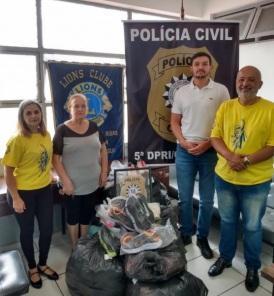 Polícia Civil realiza doação de pares de tênis apreendidos para o Lions Clube