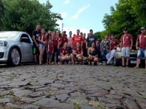 Grupo de Carros Rebaixados realiza Campanha Criança na Escola. 