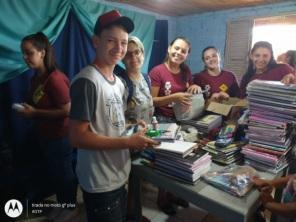 Grupo de Carros Rebaixados realiza Campanha Criança na Escola. 