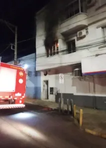 Bombeiros atendem princípio de incêndio em apartamento no Centro de Cruz Alta
