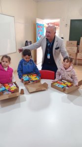 Mais de 5 mil kits escolares são entregues; japona vem nos próximos dias