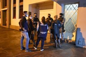 Noite de fiscalizações em Cruz Alta unem Brigada Militar e Prefeitura.