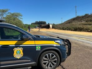 Semirreboque de carreta tomba e interdita parcialmente a BR-158 em Cruz Alta