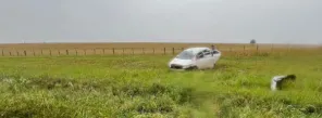 Carro capota após motorista tentar desviar de buraco na RSC-377