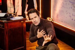 FEIRA DO LIVRO> Ator da Globo e Netflix, Rafa Sieg, realizou espetáculo sábado