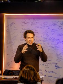 FEIRA DO LIVRO> Ator da Globo e Netflix, Rafa Sieg, realizou espetáculo sábado