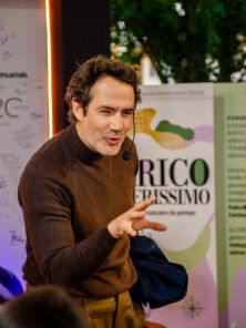 FEIRA DO LIVRO> Ator da Globo e Netflix, Rafa Sieg, realizou espetáculo sábado