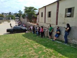 Vacinação de Crianças entre 06 e 11 anos : Manhã com fila para pegar senha