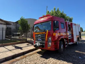 Incêndio atinge residência e destrói veículo no bairro Bonini 1 em Cruz Alta