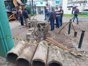 Equipes do Parque de máquinas trabalham no calçadão nesta terça-feira