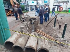 Equipes do Parque de máquinas trabalham no calçadão nesta terça-feira
