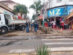Equipes do Parque de máquinas trabalham no calçadão nesta terça-feira