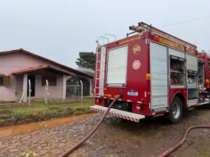 MANHÃ DO SÁBADO> Incêndio atinge residência no bairro Brum II, em Cruz Alta