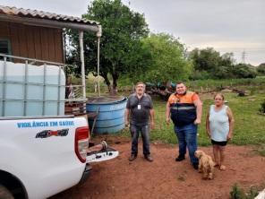Defesa Civil de Cruz Alta  abastece com água propriedade na Parada Benito 