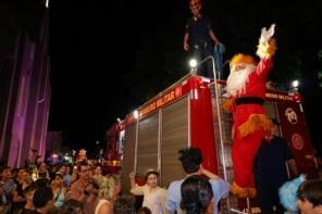 Chegada do Papai Noel e peça La Sacra Alegria agitou o sábado em Cruz Alta