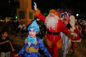 Chegada do Papai Noel e peça La Sacra Alegria agitou o sábado em Cruz Alta