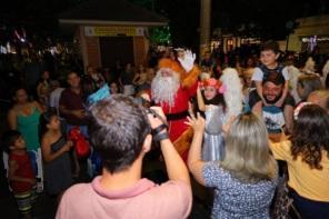Chegada do Papai Noel e peça La Sacra Alegria agitou o sábado em Cruz Alta