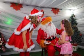 Chegada do Papai Noel e peça La Sacra Alegria agitou o sábado em Cruz Alta