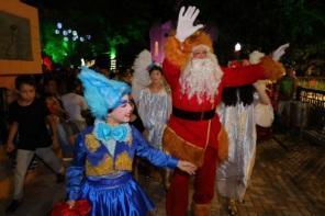 Chegada do Papai Noel e peça La Sacra Alegria agitou o sábado em Cruz Alta
