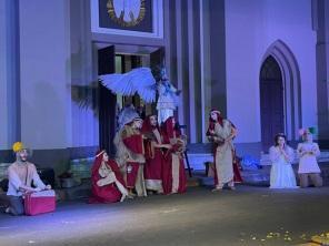 Espetáculo Teatral La Sacra Alegria encanta público na noite do sábado