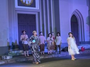 Espetáculo Teatral La Sacra Alegria encanta público na noite do sábado