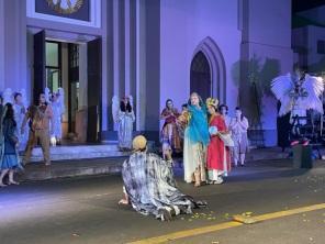 Espetáculo Teatral La Sacra Alegria encanta público na noite do sábado