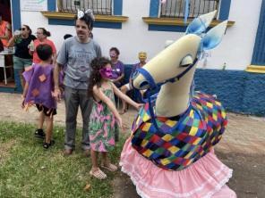 CARNAVAL 2024: O domingo foi do Bloco de Carnaval Os Máscharados em Cruz Alta