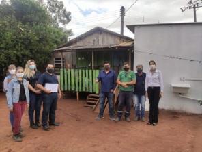 Prefeitura entrega banheiros para famílias de baixa renda