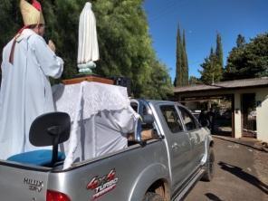 Bispo Dom Adelar Baruffi abençoa toda cidade na manhã de páscoa