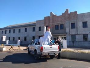 Bispo Dom Adelar Baruffi abençoa toda cidade na manhã de páscoa