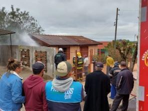 Bombeiros controlam incêndio em residência no bairro Vila Hilda