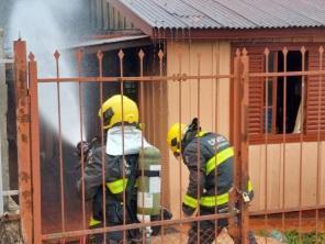 Bombeiros controlam incêndio em residência no bairro Vila Hilda