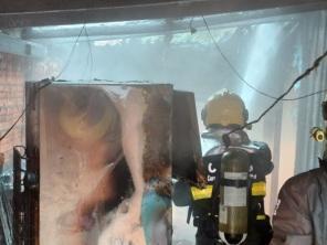 Bombeiros controlam incêndio em residência no bairro Vila Hilda