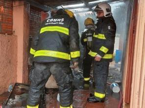 Bombeiros controlam incêndio em residência no bairro Vila Hilda
