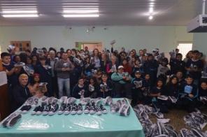 Prefeitura realiza entrega de tênis para alunos da rede municipal de ensino