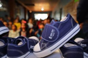 Prefeitura realiza entrega de tênis para alunos da rede municipal de ensino