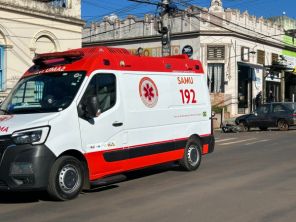 Colisão entre moto e carro deixa motociclista ferido no centro de Cruz Alta