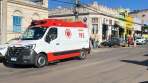 Colisão entre moto e carro deixa motociclista ferido no centro de Cruz Alta