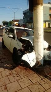 Condutor perde o controle de veículo e bate em poste em Cruz Alta