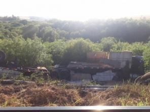 Acidente na BR 158 envolve dois caminhões nesta manhã de sexta-feira