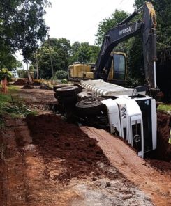 PREFEITO VILA NOVA>Caminhão tomba em obra de saneamento e causa transtornos 