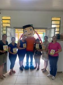 Gibi Turminha do Erico entregue para as escolas Castelo Branco e 18 de Agosto